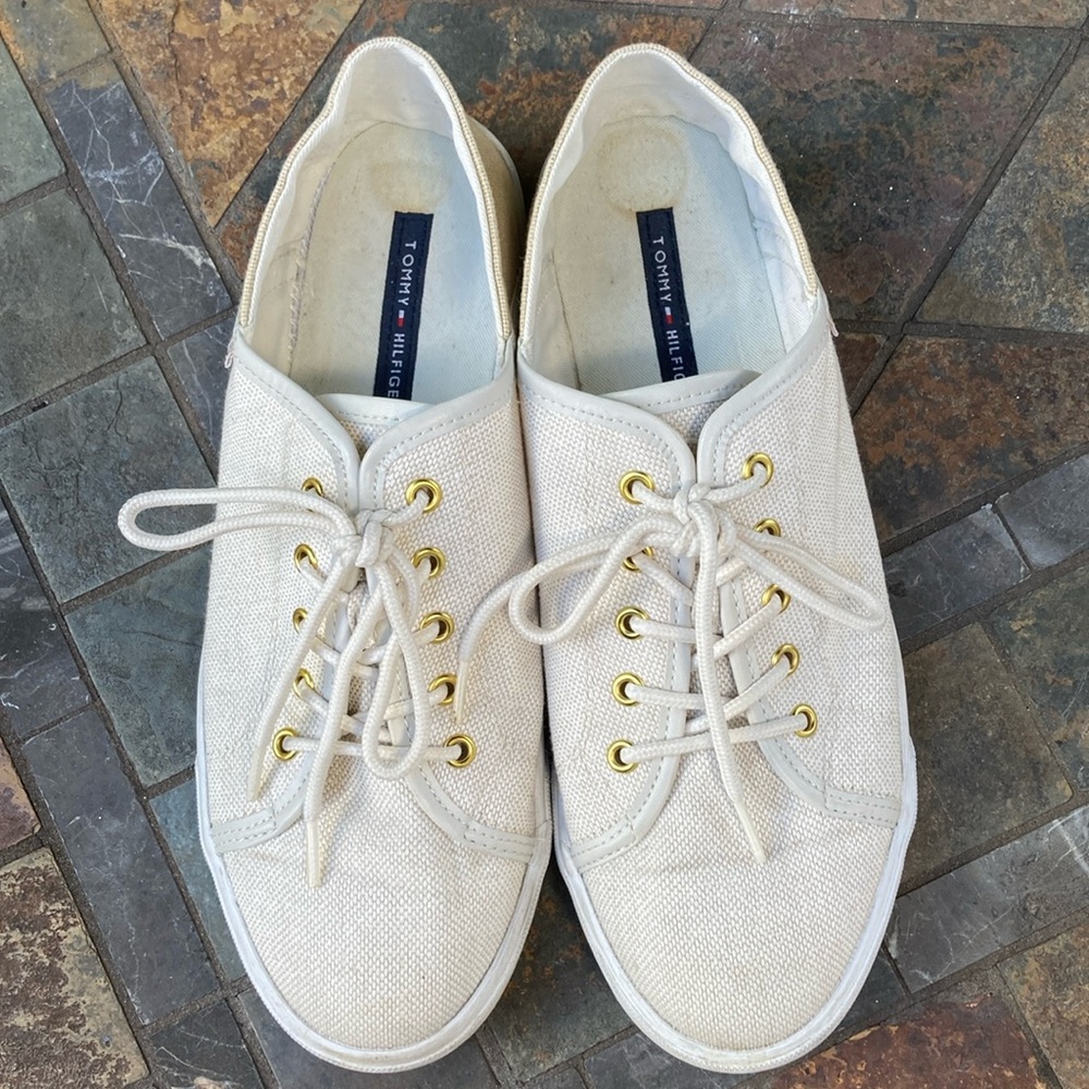 Tommy Hilfiger canvas sneakers, size 91/2 M in beige & tan.